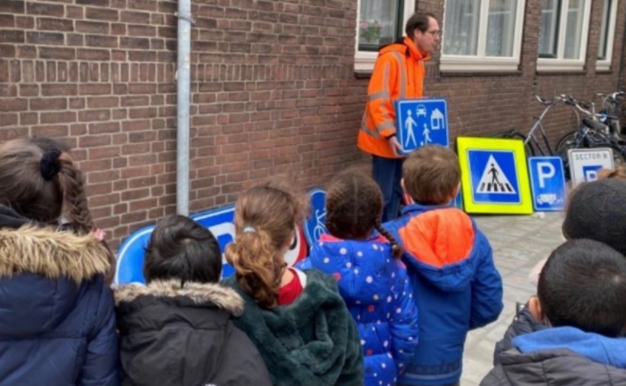 Leerlingen nemen kijkje bij stratenmakers
