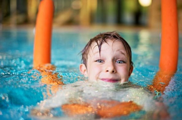Fonds helpt kinderen met halen van zwemdiploma's