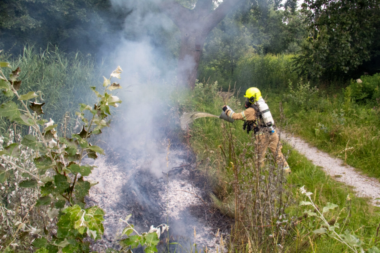 Ouderwets brandje blussen: met een emmertje water