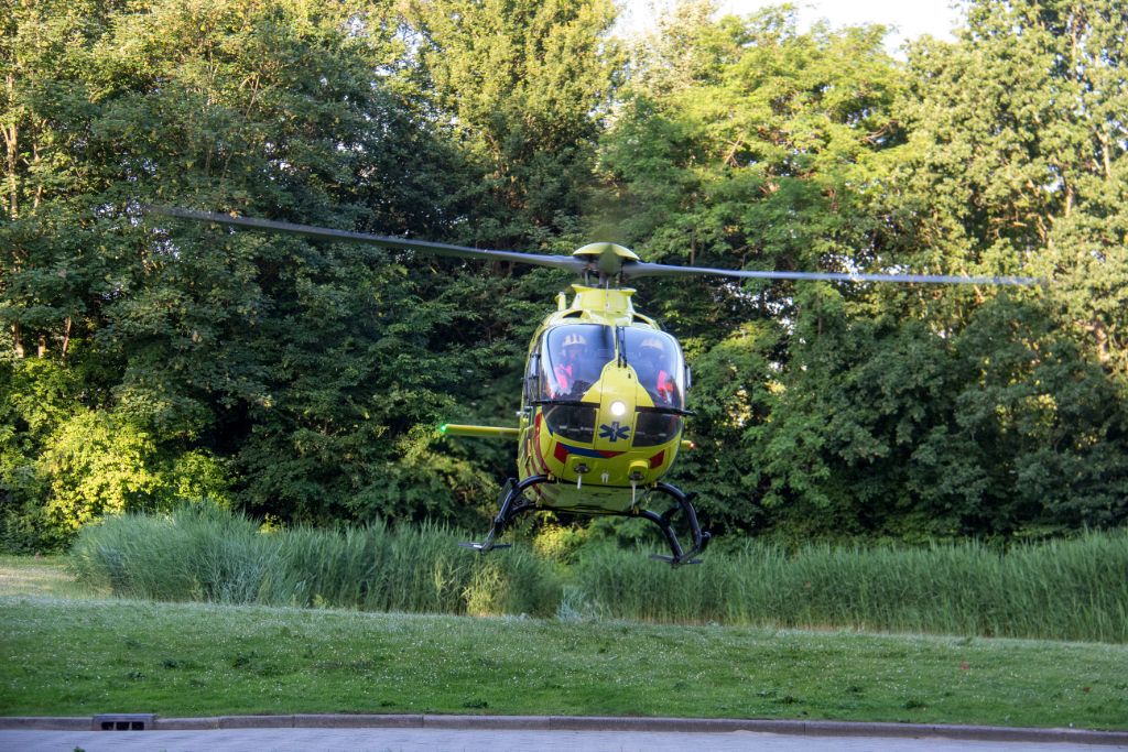Scooterrijder rijdt tegen hek, inzet traumahelikopter