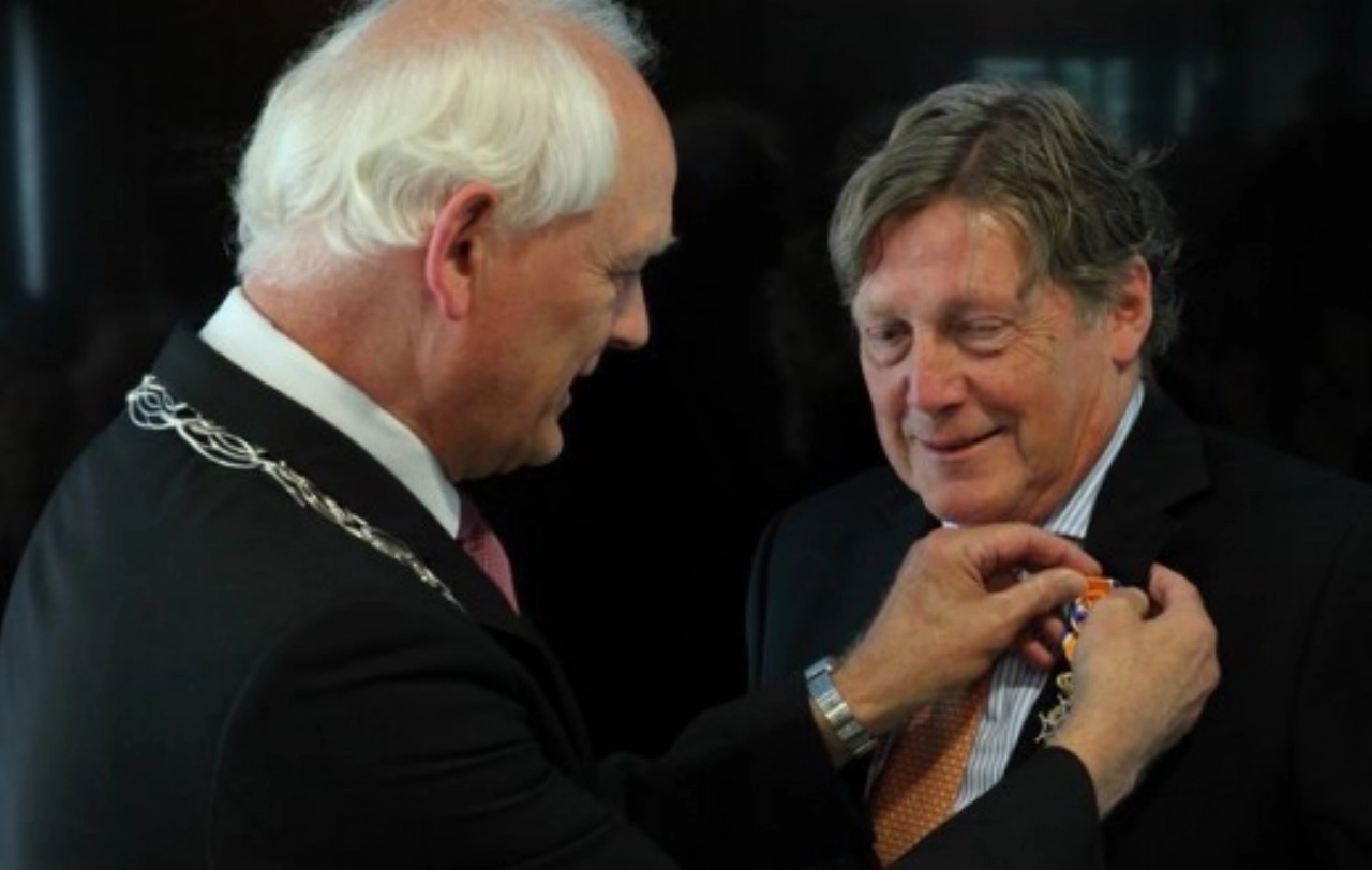 Burgemeester roemt onderscheiden professor