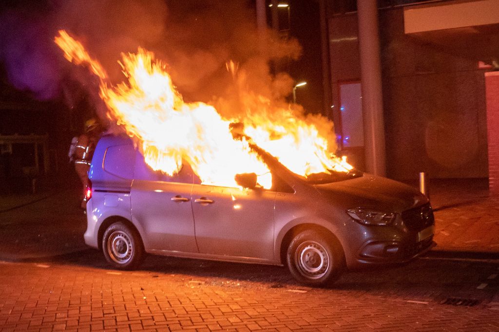 Auto uitgebrand op Emmaplein