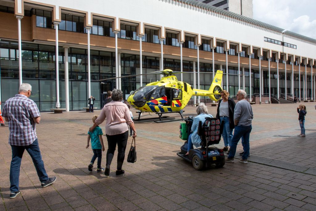 Traumahelikopter trekt aandacht hartje stad