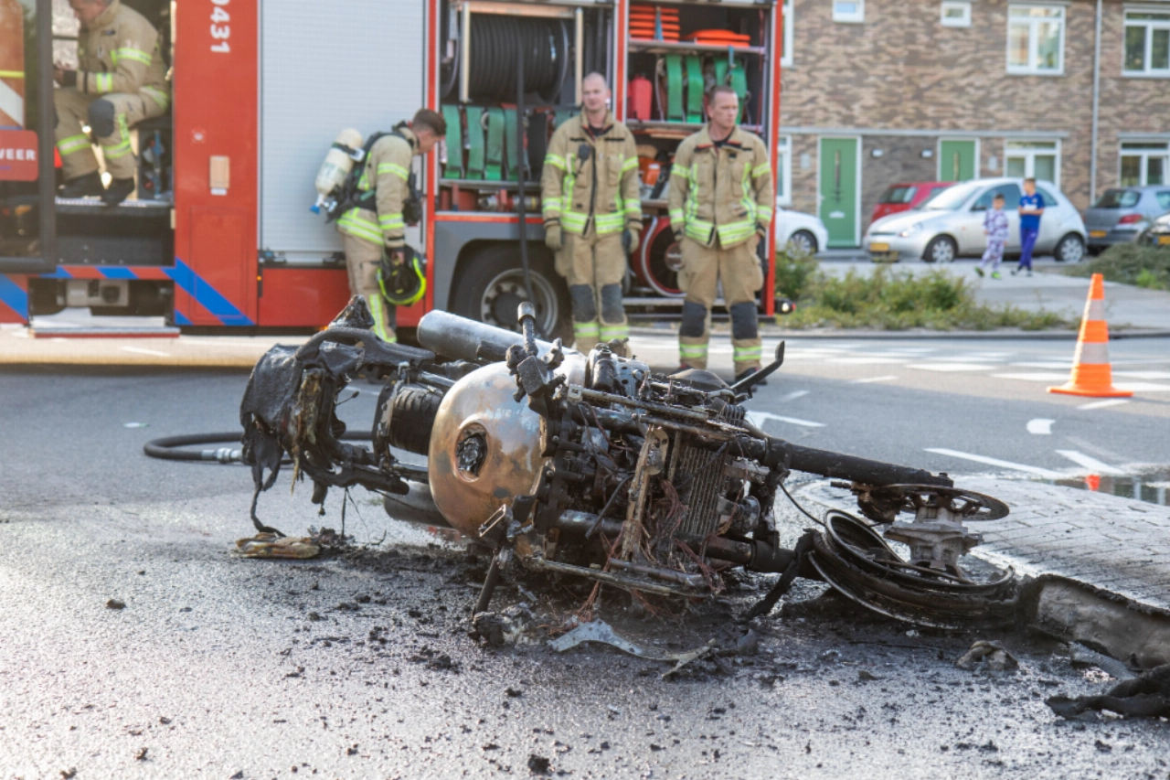 Motor vliegt tijdens rijden in brand en brandt uit
