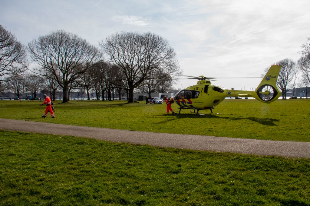 Traumahelikopter landt op Maasboulevard