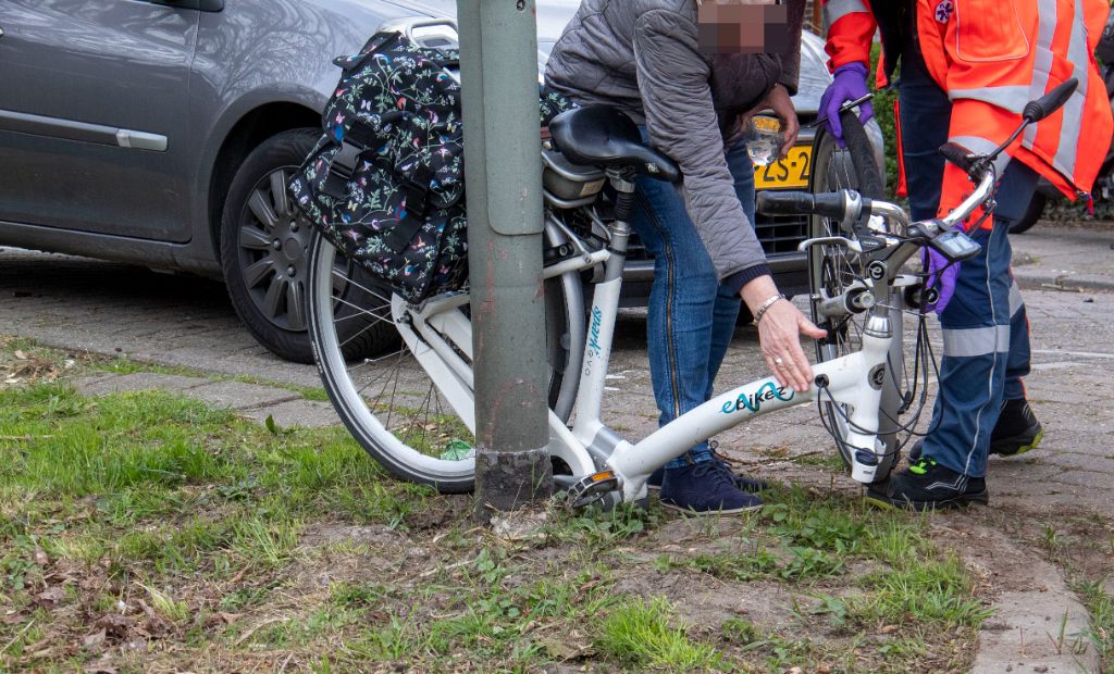 Flinke schade aan scooter en fiets na botsing