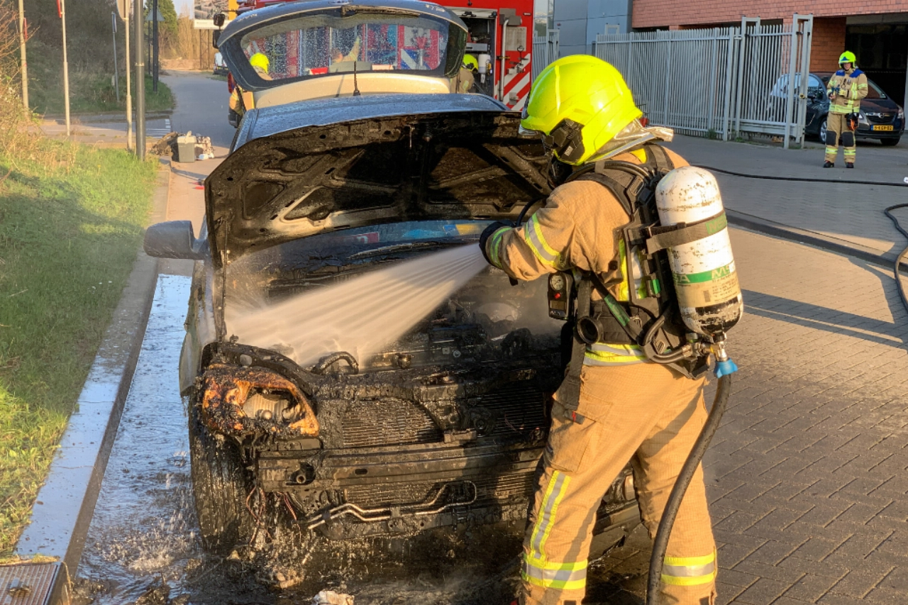 Auto deels uitgebrand
