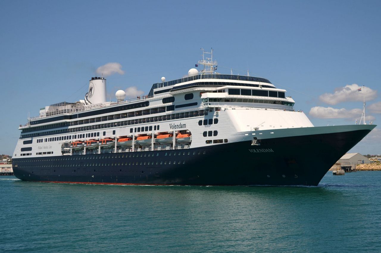 Cruiseschip in Merwehaven voor opvang vluchtelingen