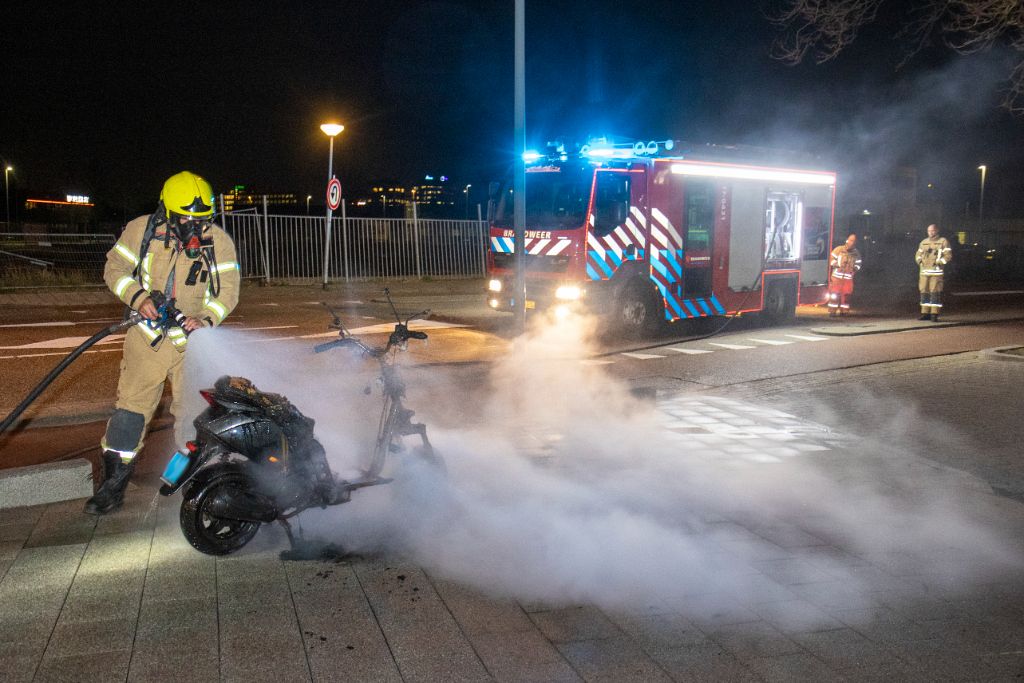 Scooter vliegt in brand tijdens het rijden