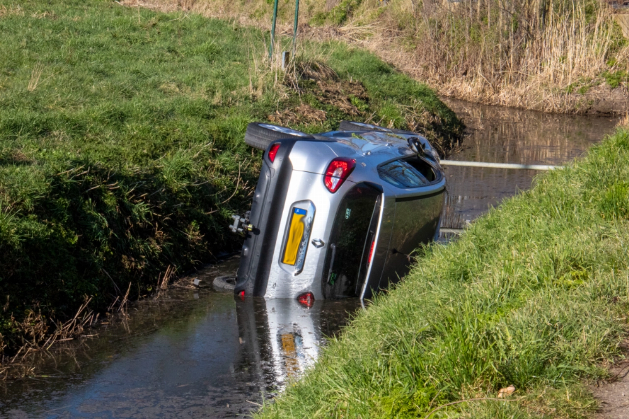 Vrouw raakt met auto te water aan Kerkweg