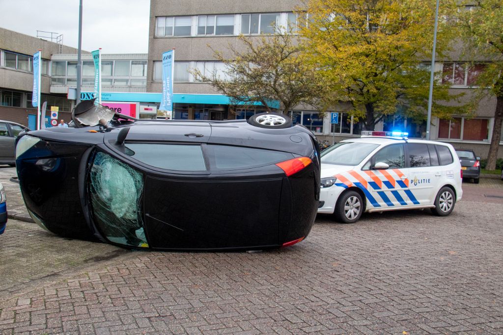 Auto crasht na achtervolging door politie