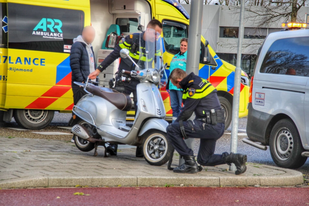 Aanrijding tussen auto en scooter in Spaanse Polder