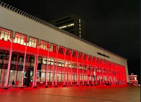Stadkantoor baadde in rood licht