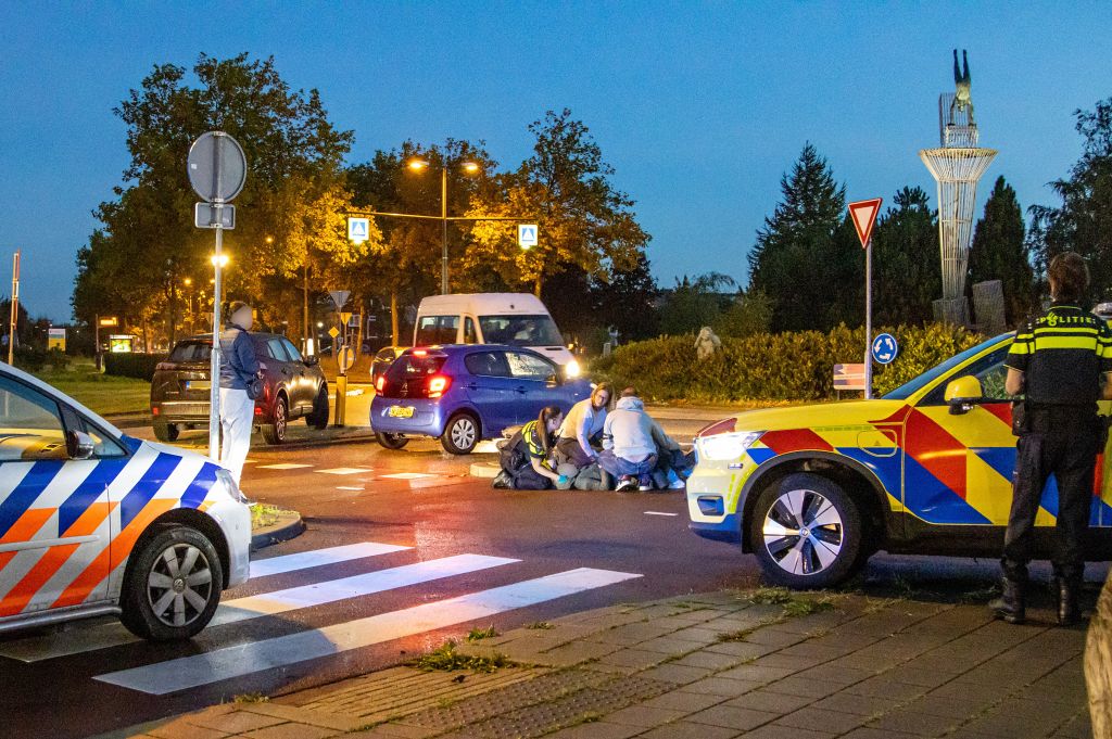 Twee scooterrijders gewond na aanrijding