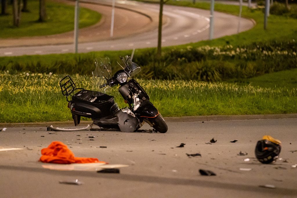 Ravage na crash tussen auto en scooter