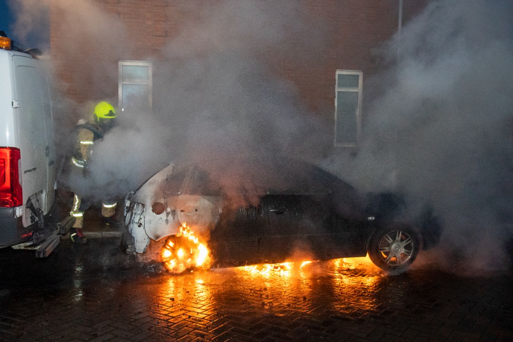 Auto uitgebrand op Fabriplein
