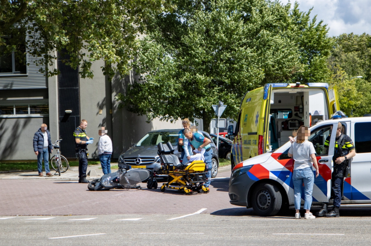 Vrouw op scooter gewond na aanrijding met auto