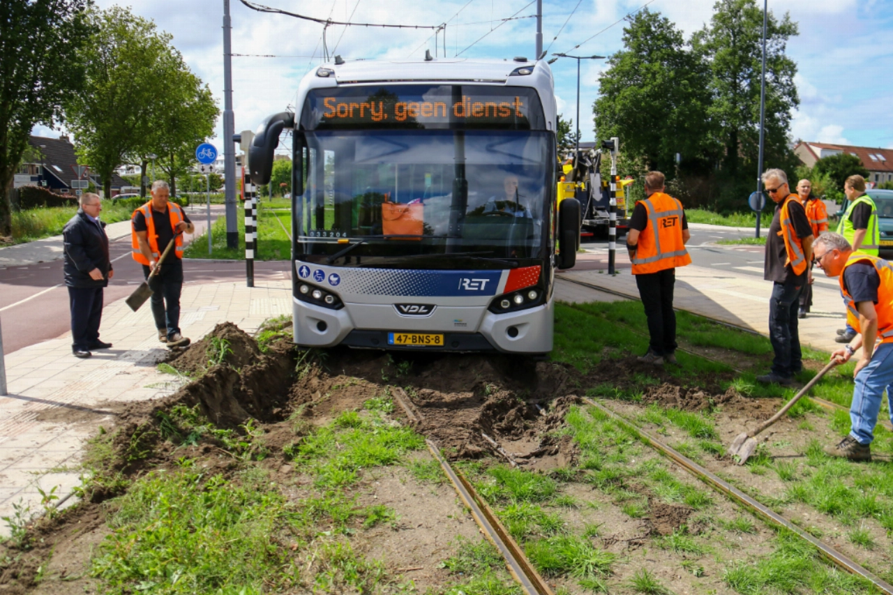 Bus RET zakt weg op trambaan, tramverkeer gestremd