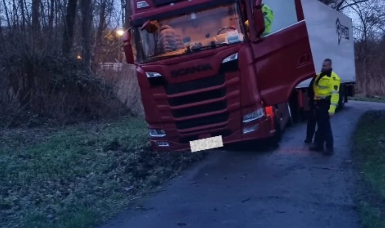 Verdwaalde vrachtwagen rijdt per ongeluk pad op