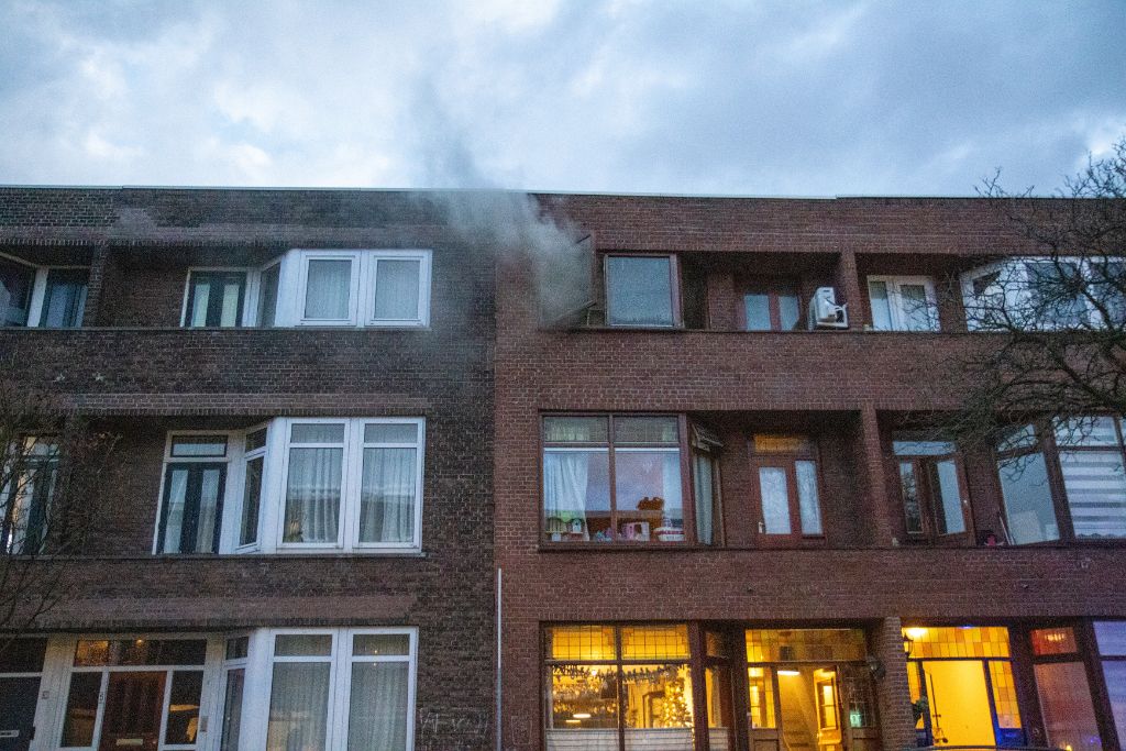 Dikke rook bij brand in Van Ruysdaellaan