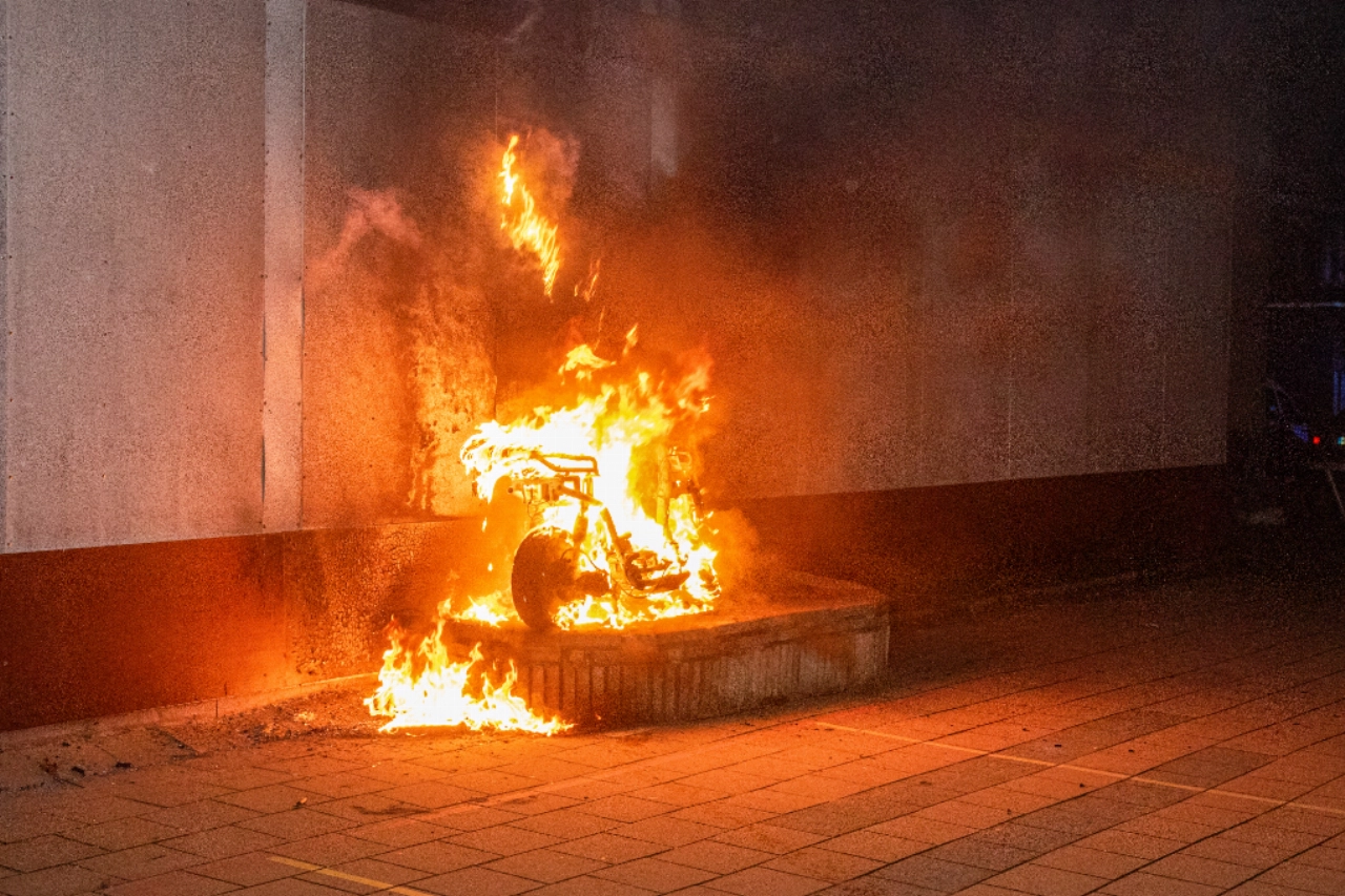 De Peperklip beschadigd door scooterbrand