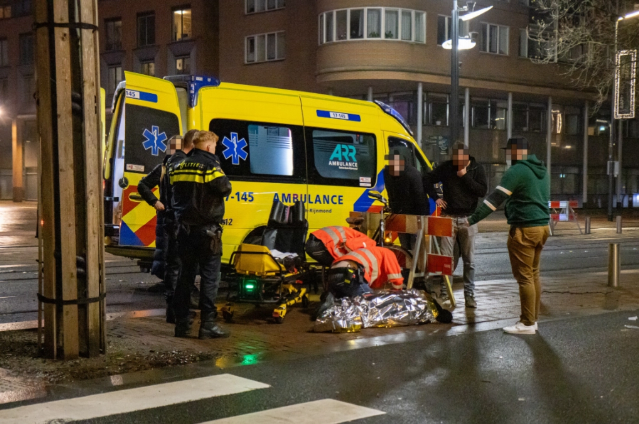 Fietster aangereden, automobilist rijdt door