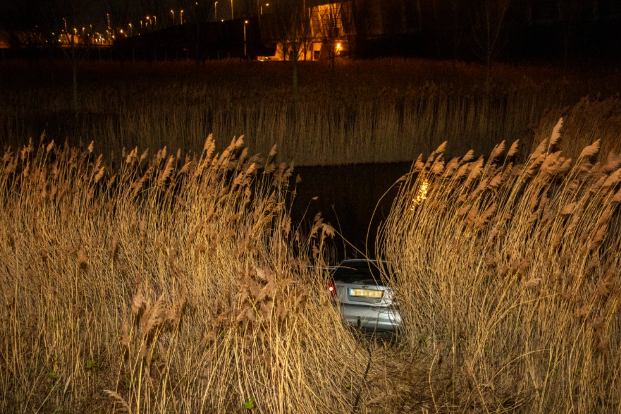 Auto vliegt uit bocht A4 en gaat te water