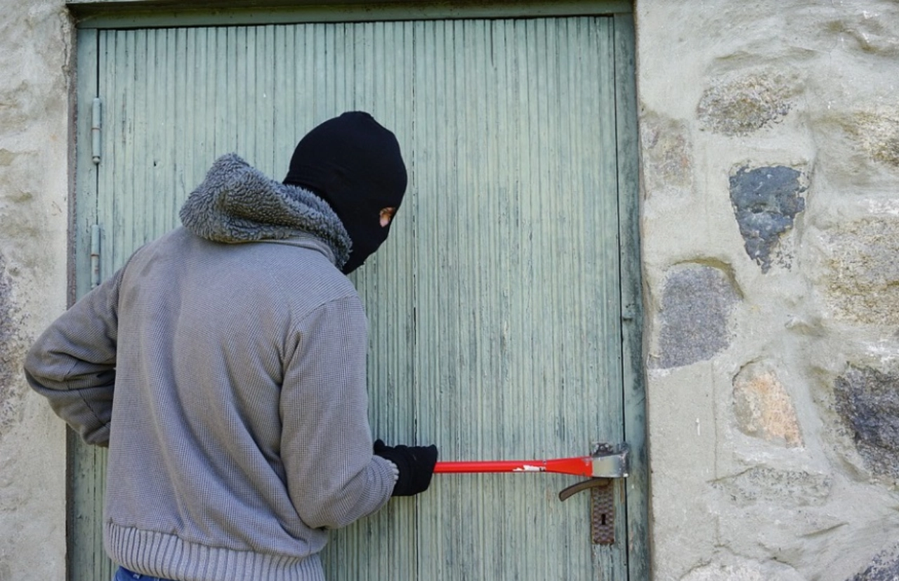 Man aangehouden die inbrekerswerktuigen bij zich had