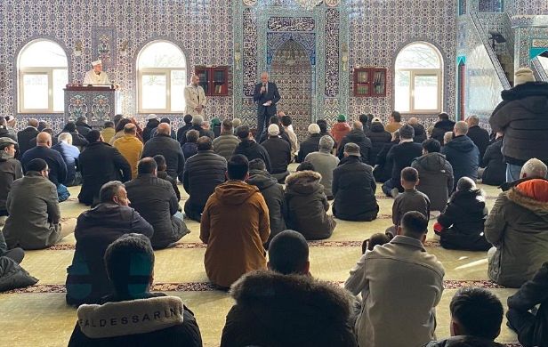 Burgemeester betuigt medeleven in moskeeën