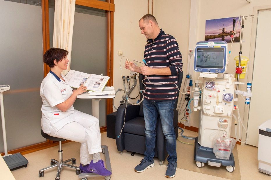 Franciscus opent trainingsruimte thuishemodialyse patiënten