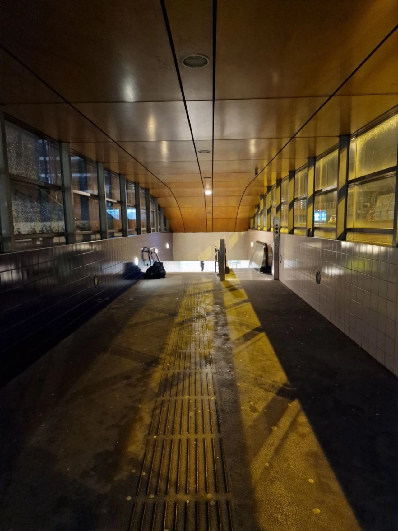 Kapotte verlichting station wordt gerepareerd, na aandringen