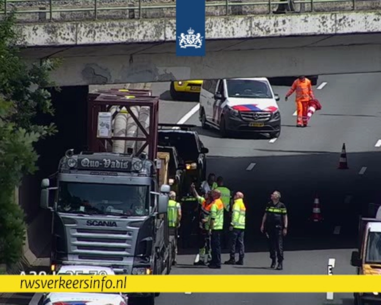 Vrachtwagenchauffeur rijdt combinatie klem