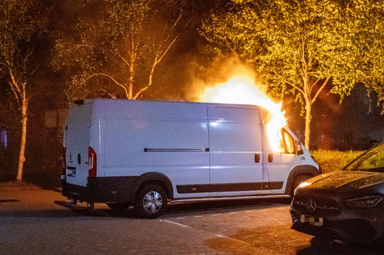 Geparkeerde bestelbus vliegt in brand