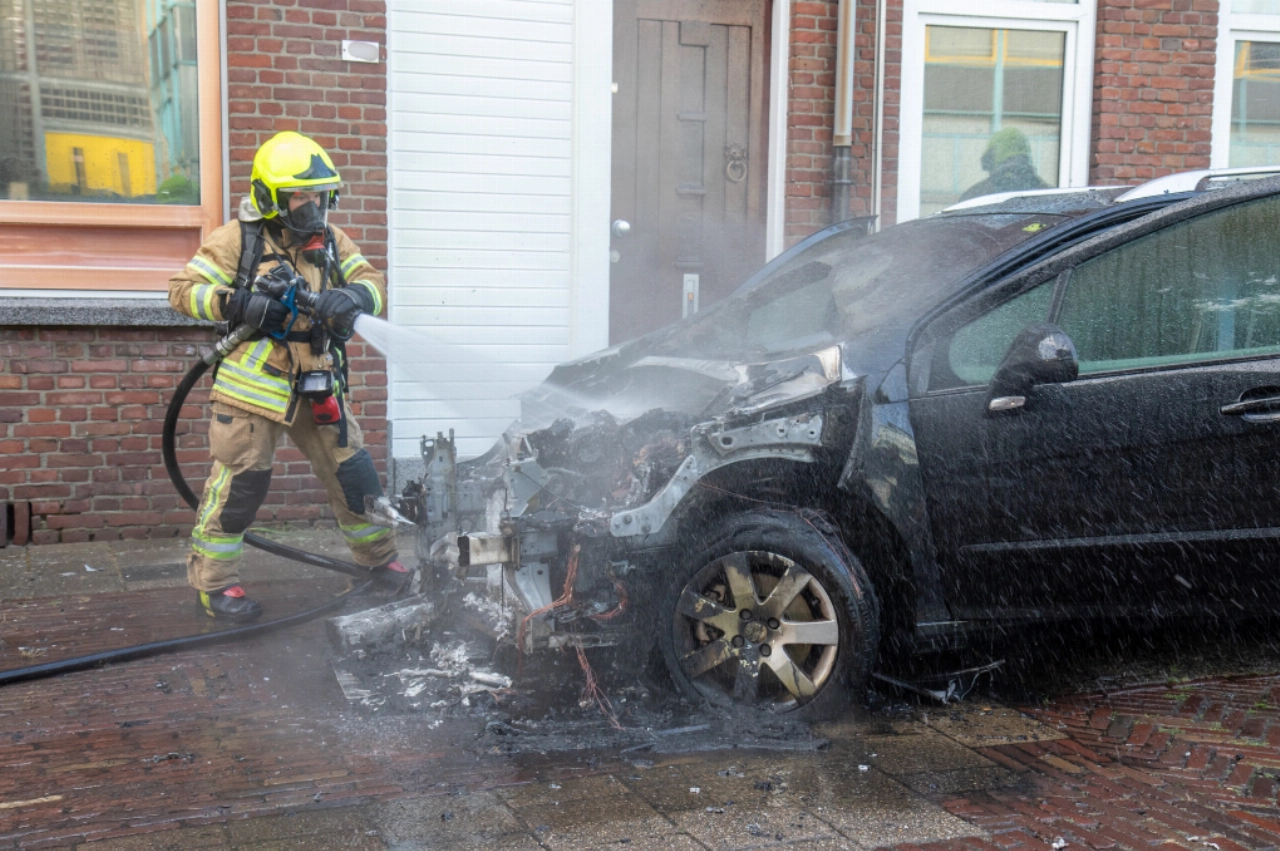 Auto in Numansdorpsestraat brandt uit