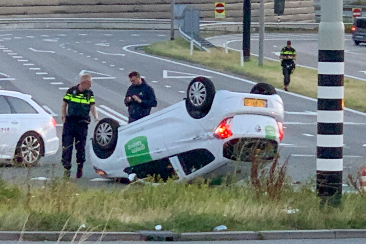 Auto over de kop op afrit A4