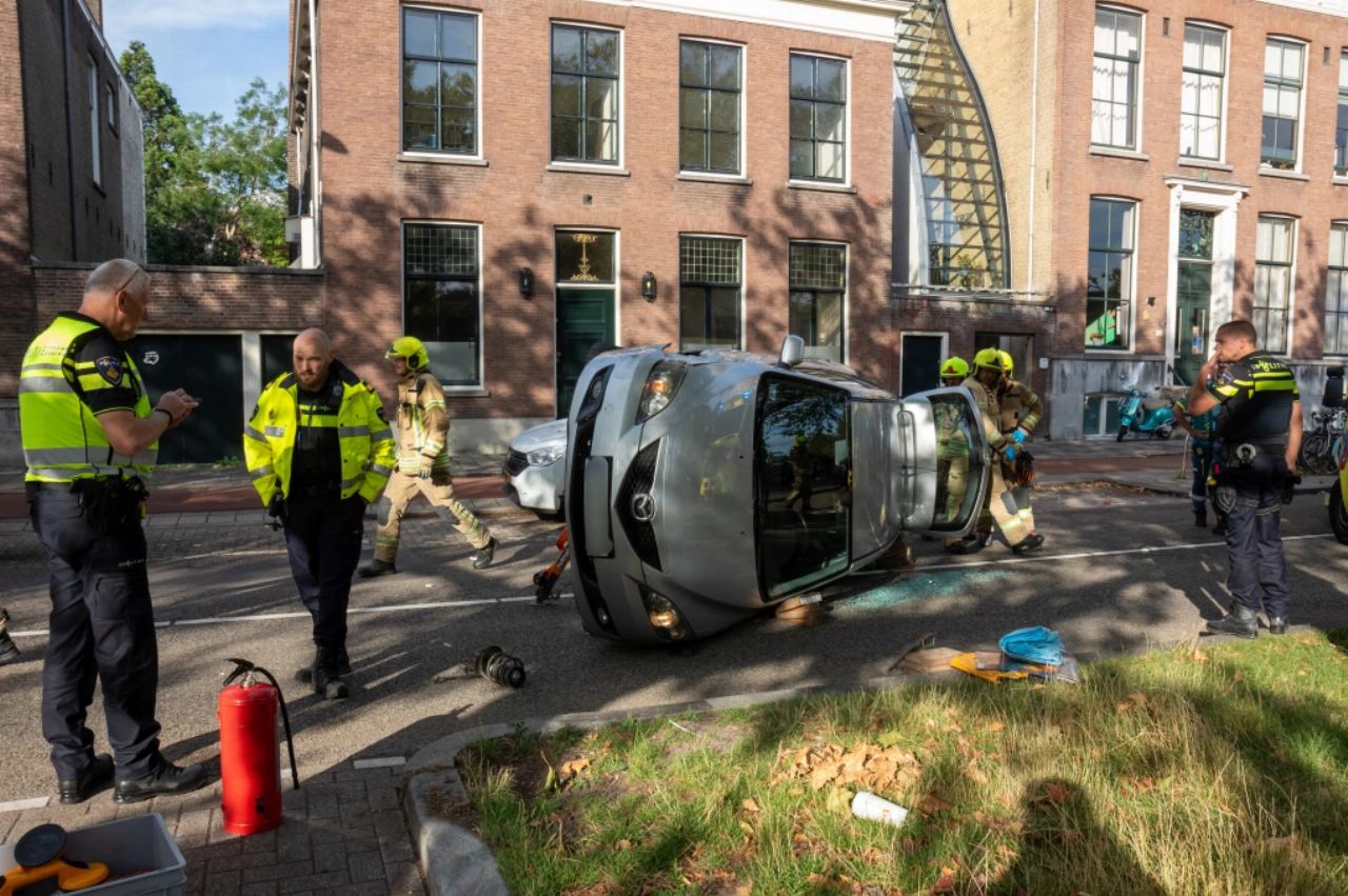 Auto gekanteld na botsing met geparkeerde auto
