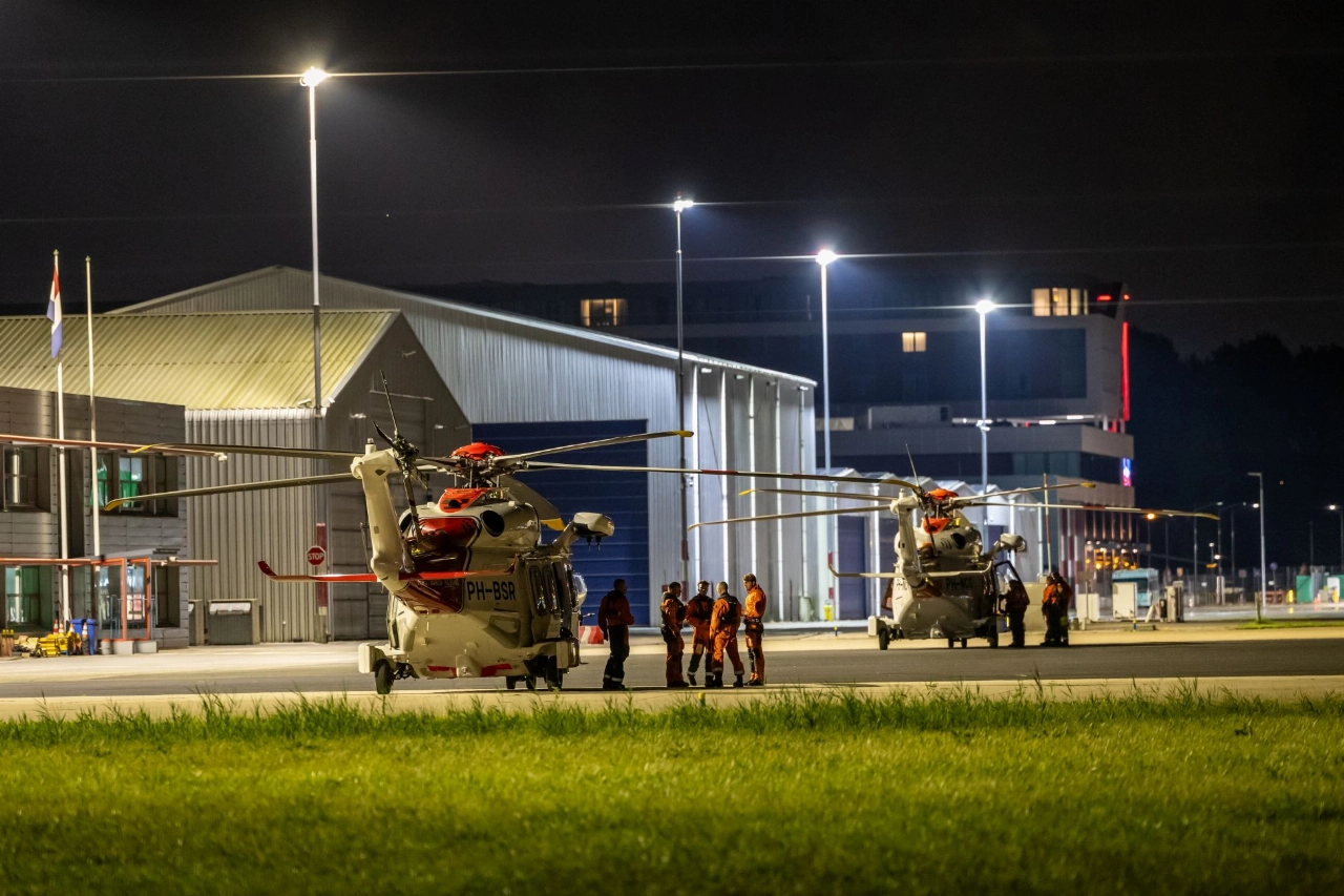 Helikopterinzet uit regio bij brand op schip boven Ameland