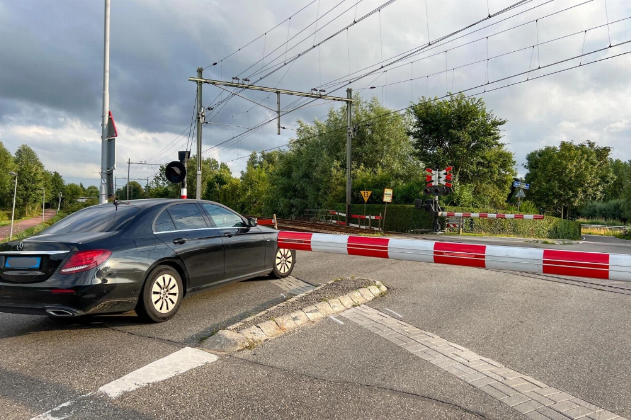 Spoorbomen blijven dicht door defecte trein