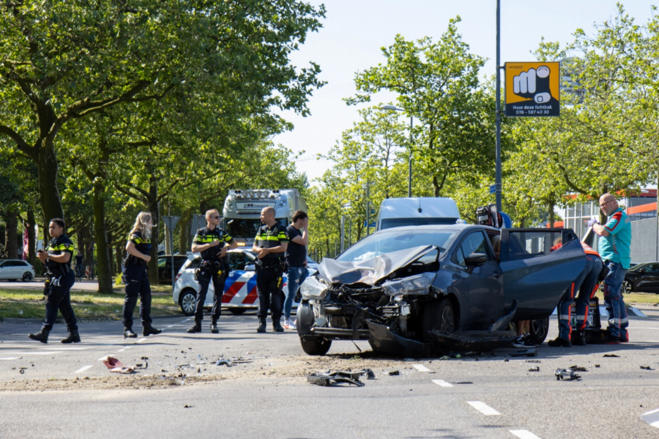 Bestuurster gewond na aanrijding op druk kruispunt