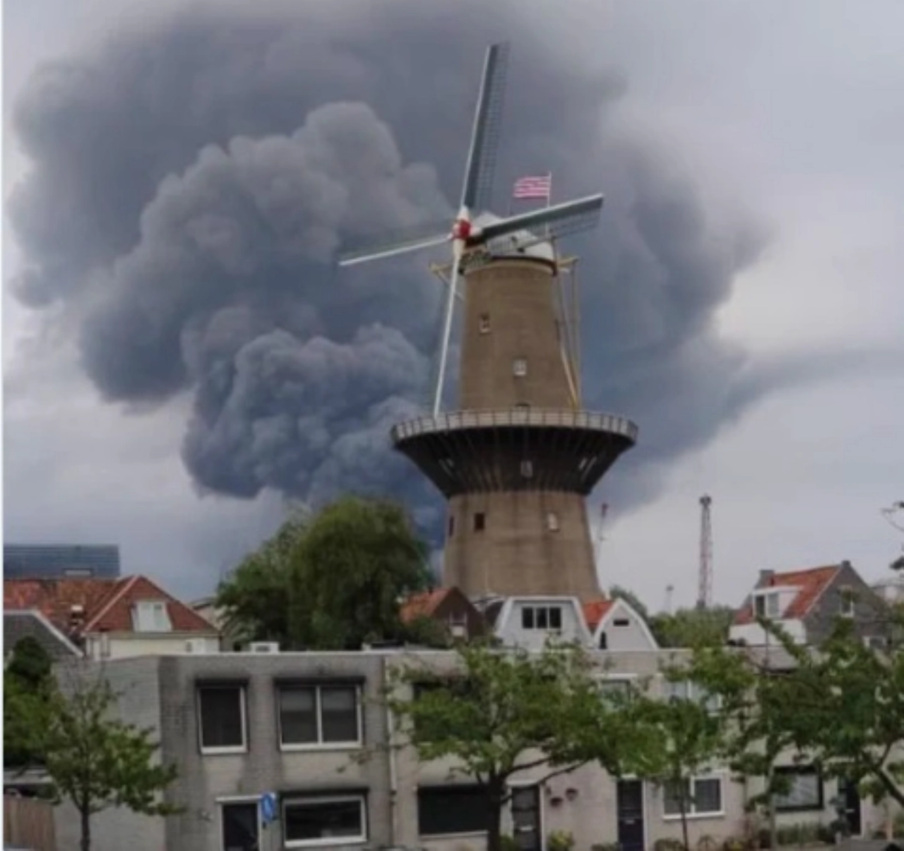 Twitteraars delen Schiedamse foto's van brand