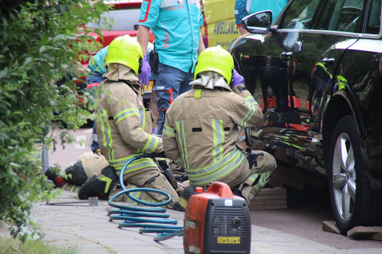 Ernstig ongeval: scooter bekneld onder auto in Sporthalstraat