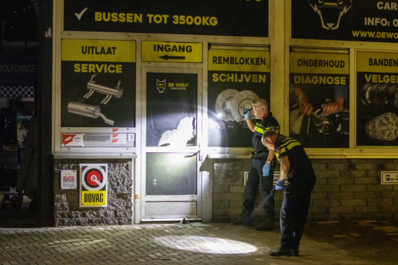 Explosie bij autobedrijf in Koolhovenstraat