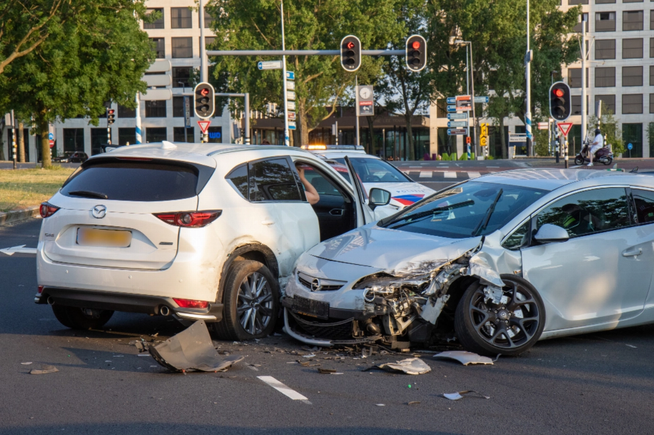 Veel schade na aanrijding drie voertuigen