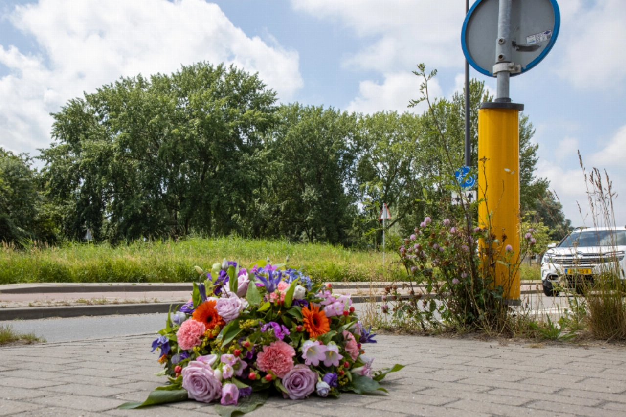 Rouwboeket voor omgekomen fietser; onderzoek loopt nog