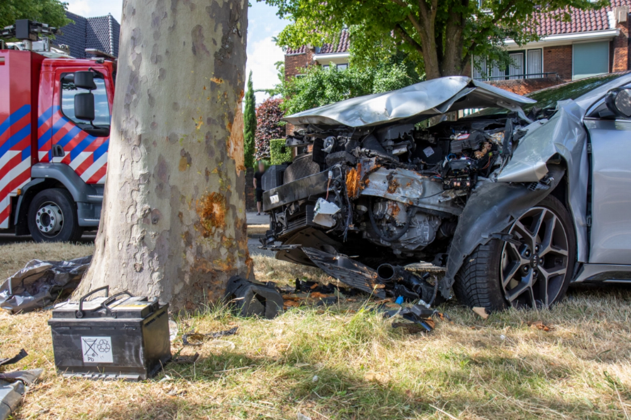 Auto botst tegen boom in Burgemeester Knappertlaan