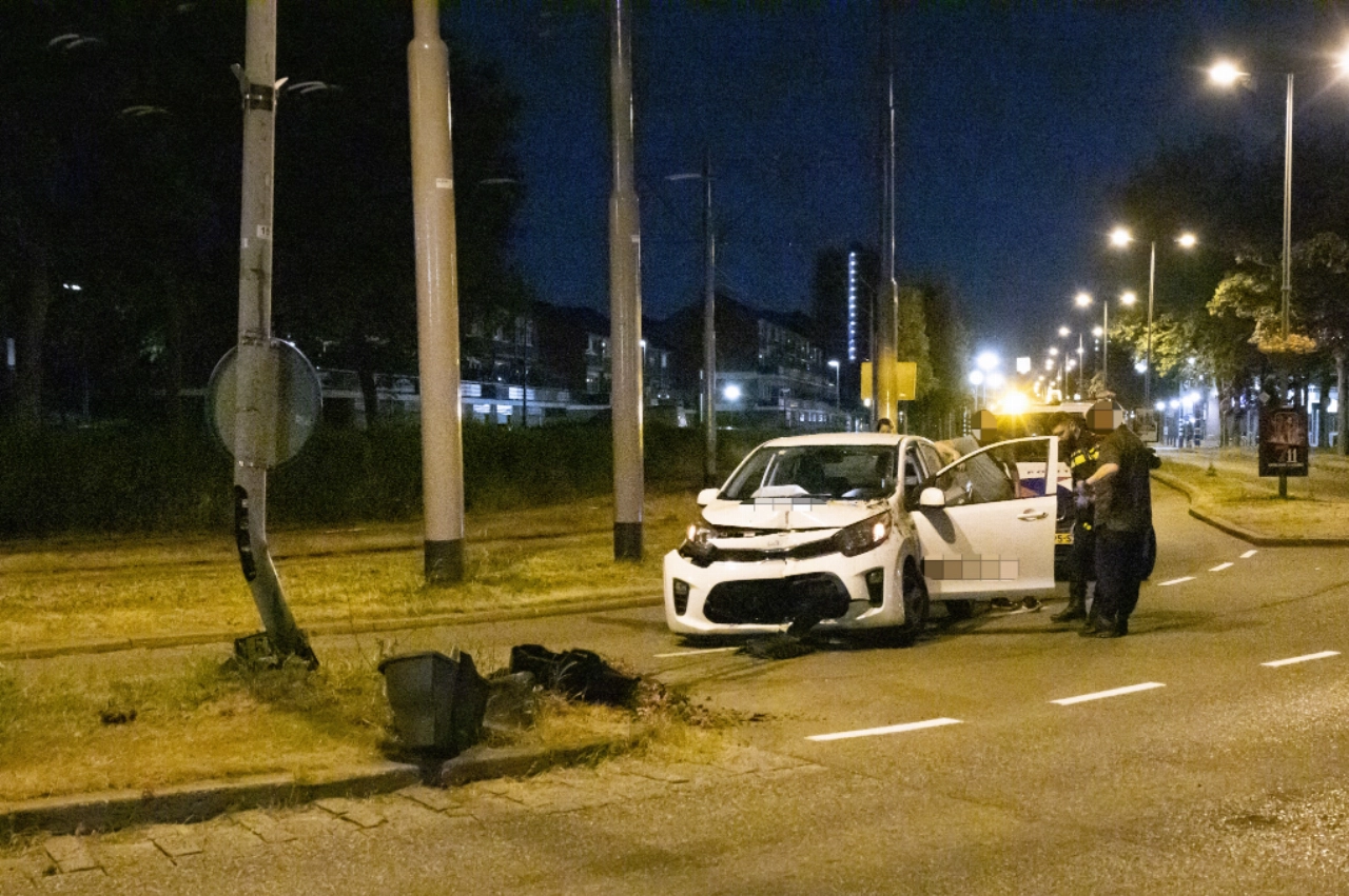 Beschonken bestuurder botst tegen lantaarnpaal