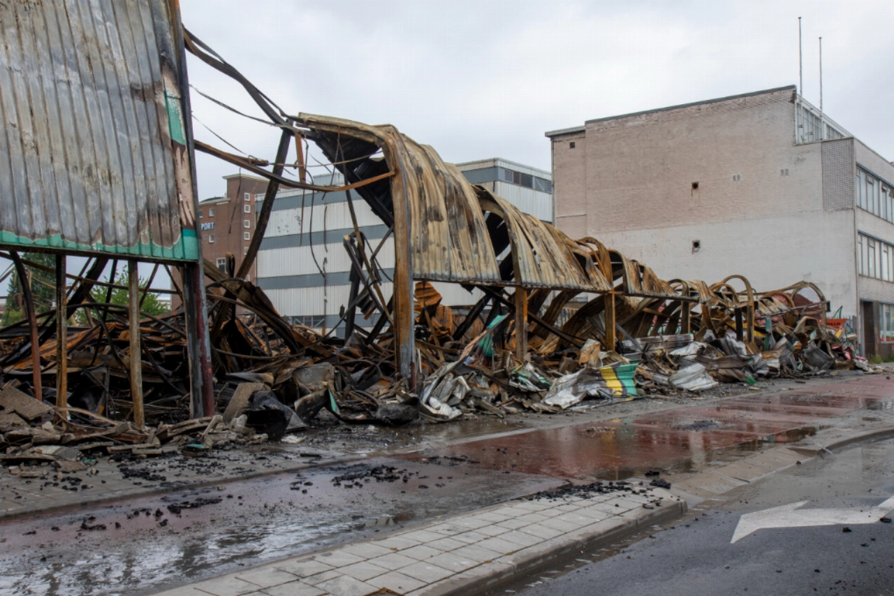 In beeld: niets meer over van loods na brand