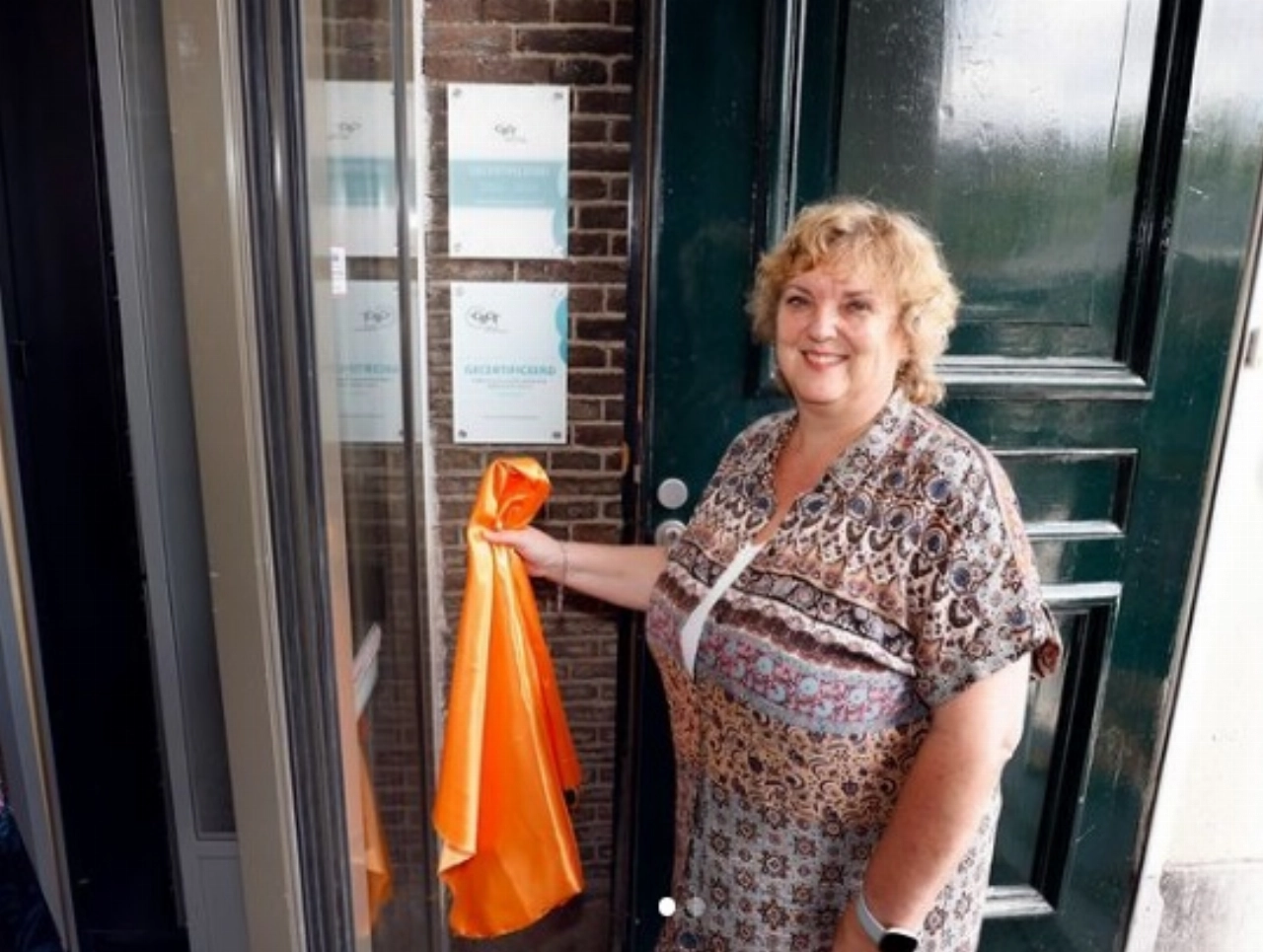 Plaquette onthuld én IDO loket geopend in bieb