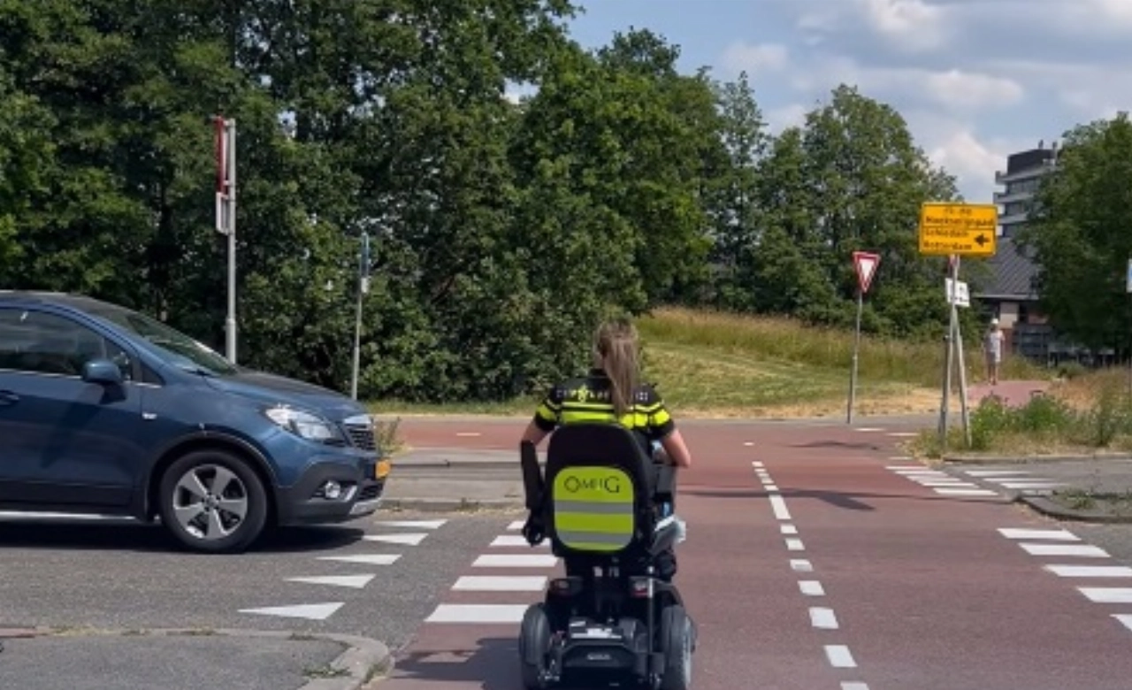 Scootmobiel-rijder komt in botsing met auto