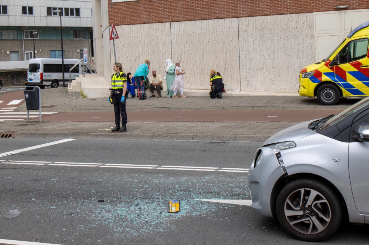 Auto&rsquo;s botsen op elkaar, troostbeertje voor kinderen
